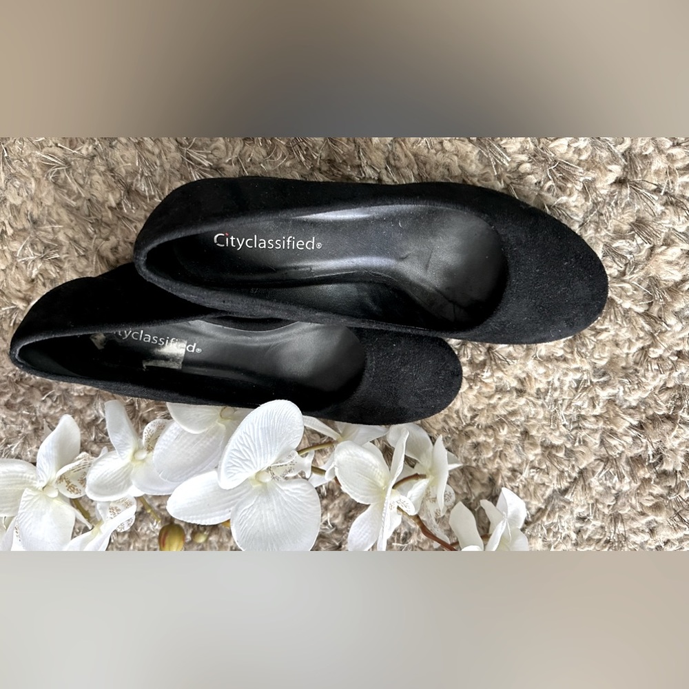 Black Suede-Like Block Heel Size 9 EUC
